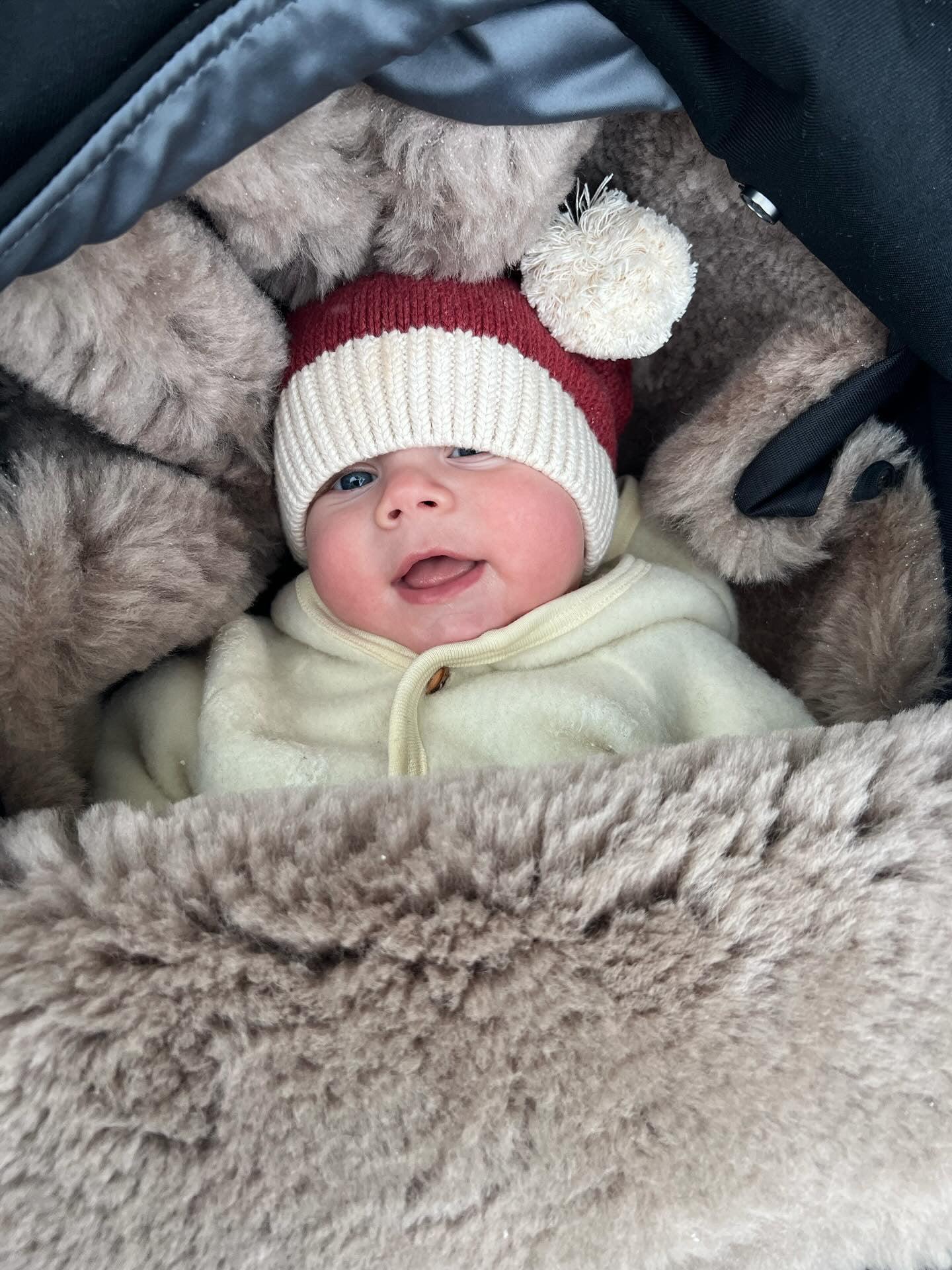 Czarny naturalny śpiworek do wózka z owczej skóry