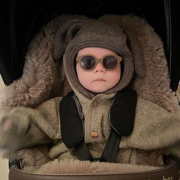 Czarny naturalny śpiworek do wózka z owczej skóry