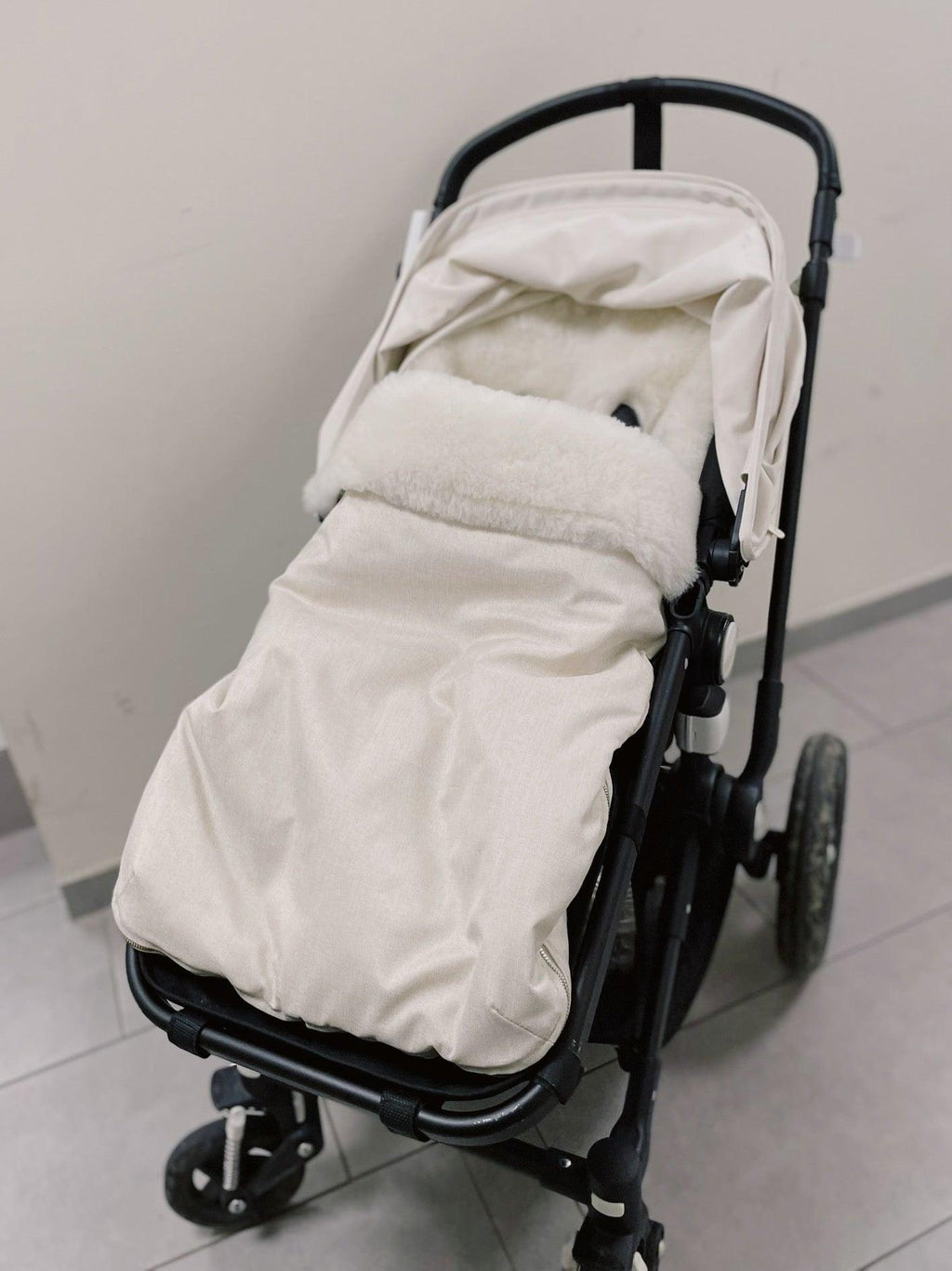 Biały naturalny śpiworek do wózka z owczej skóry