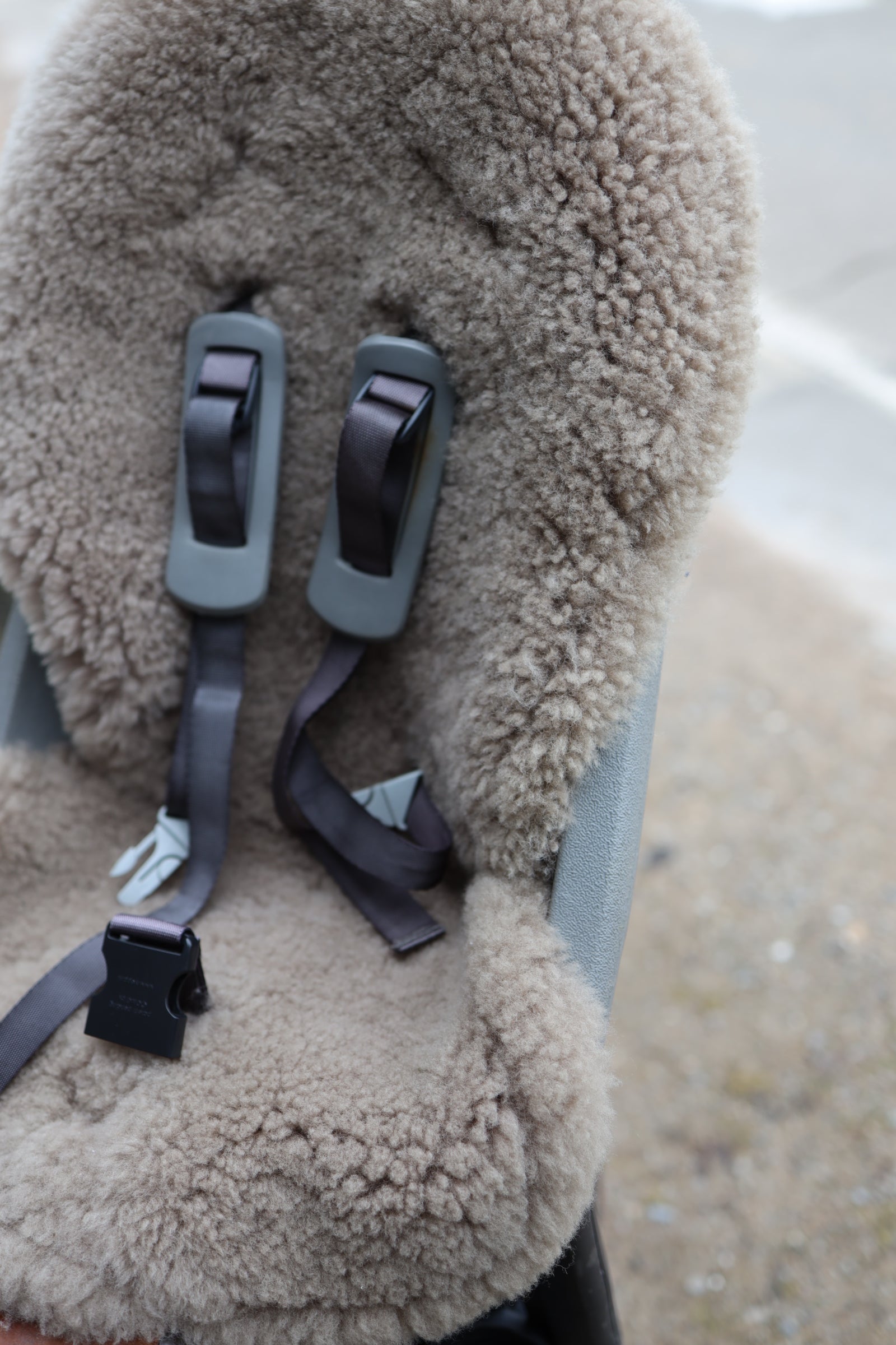 Naturalna wkładka z owczej skóry do fotelika samochodowego / wózka – Greige (szarobeżowa)